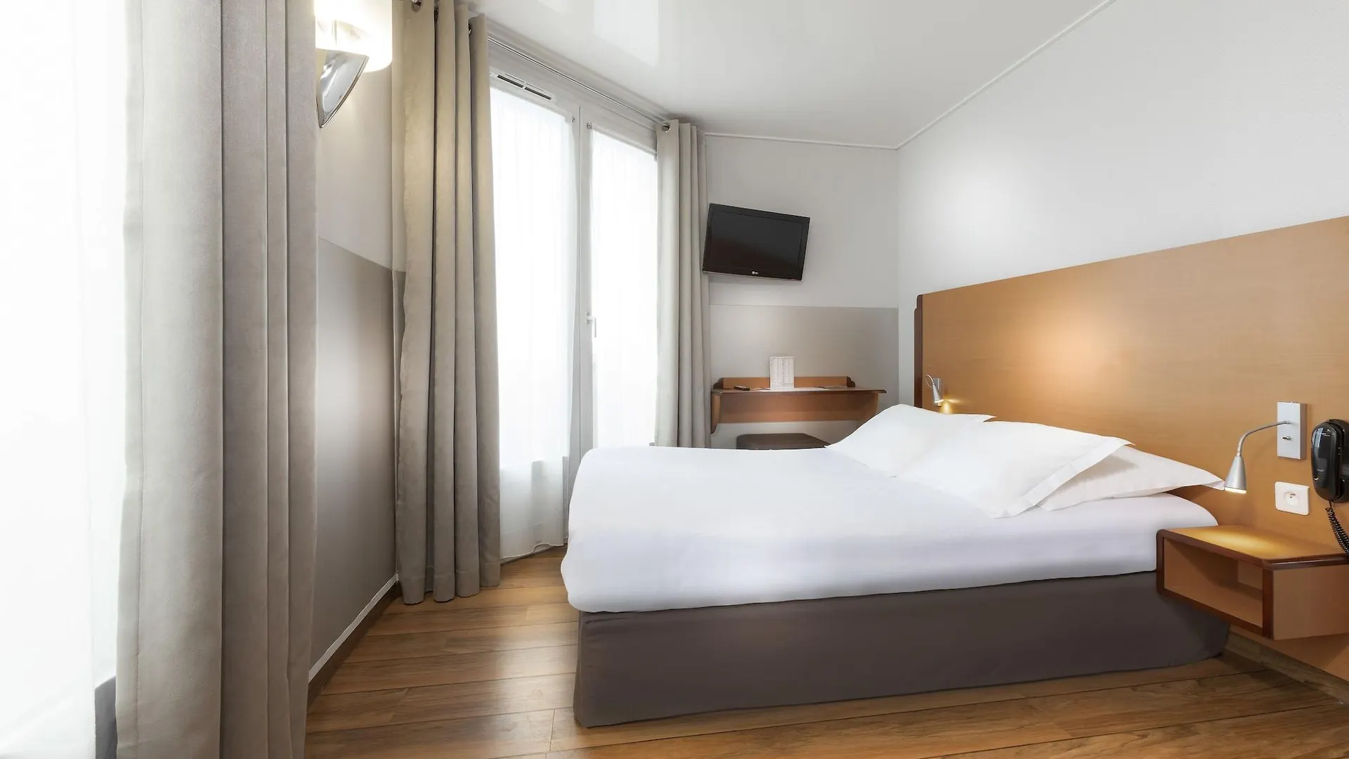 **  Hotel Du Lion Paris France