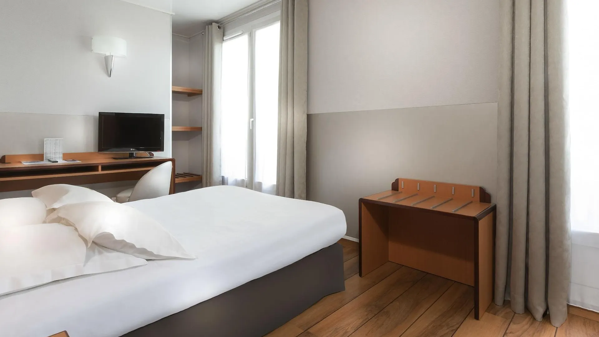 **  Hotel Du Lion Paris France